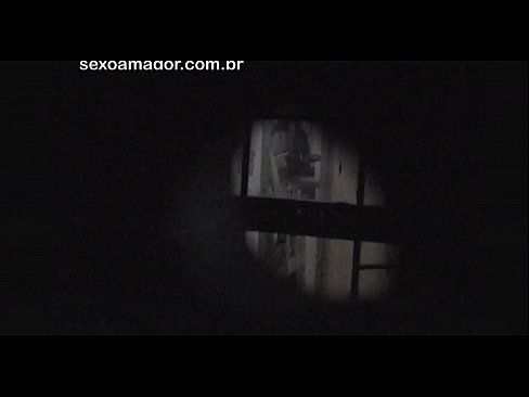 ❤️ Блонди ба таври махфӣ аз ҷониби як сайёҳи ҳамсоя, ки паси хиштҳои холӣ пинҳон шудааст, сабт мешавад ️ Шлюсҳо дар мо